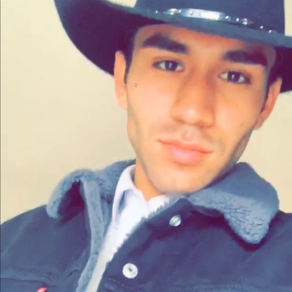 Meet your Posher, Richard Chevez - Picture 2 of 10